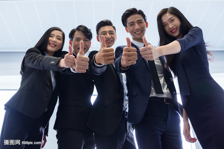 商務團隊舉大拇指 卓越商務服務的核心力量